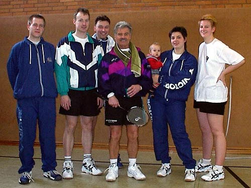 Das Bild der glücklichen Sieger zeigt von links nach rechts: Jan Kunze, Ingo Achilles, Stefan Sander, Dietmar Unser, Alicia Achilles (eine zukünftige Nachwuchsspielerin??), Birgit Achilles sowie Astrid Oppermann.