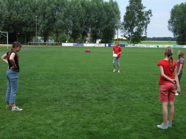 Die Kids haben genug Energie für ein kleines Spiel