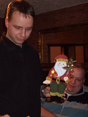 Daniel hält den Weihnachtsmann in der Hand