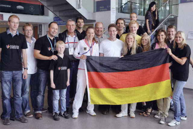 Foto aus dem Magazin "Badminton Sport" mit Juli Schenk und den Cometen bei der Badminton WM 2011 in London