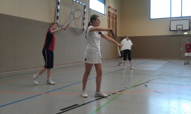 Kira und Xenia beim Aufschlag im Doppel