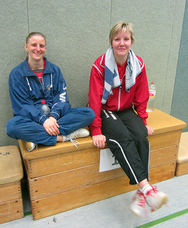 Petra und Sandra sitzen mal Probe auf dem 1. Podestplatz ^^