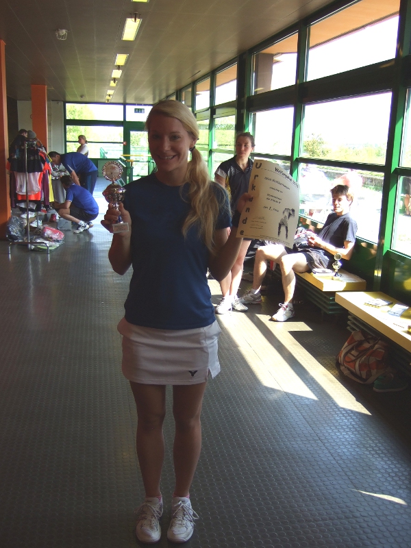 Nina mit ihrem Welfenpokal