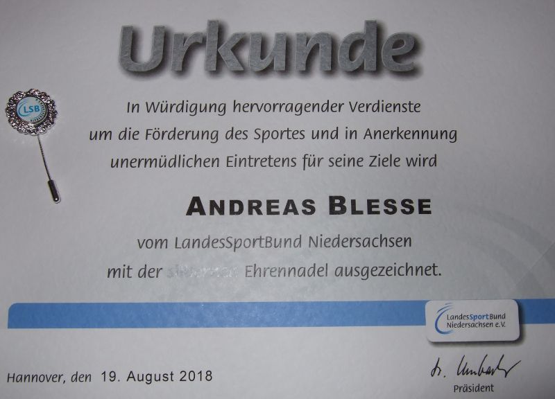 Urkunde und Ehrennadel