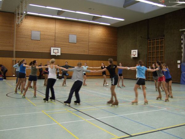 Schauprogramm am Samstag ;-) Die Rollschuhläuferinnen beim Aufwärmen
