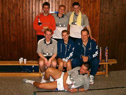 Unser Team in der Bezirksklasse (v.l.n.r.): <br>hintere Reihe: Hardy Schmidt, Astrid Oppermann, Holger Schumann <br>vordere Reihe: Matthias Klein, Kathrin Rapmund, Holger Böhm <br>liegend: Stephan Osmialowski