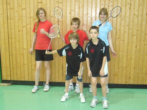 Unser Schüler-Team 2 in der Bezirksstaffel Schüler 99, Staffel 2: hintere Reihe von links: Serena Jürgens, Tarek Himstedt und Xenia Jürgens vordere Reihe von links: Frederik Gerteis und Mats Gehrke (beide SV Stöckheim)